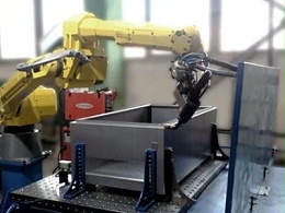 寮步鈑金加工廠的沖床自動(dòng)化生產(chǎn)