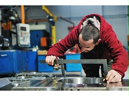 韶關(guān)五金沖壓件加工廠，4點概括汽車沖壓模的發(fā)展前景