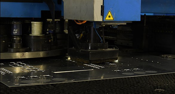 沖壓機對于切割相對簡單的零件特別有效，否則零件將被激光或水刀切割