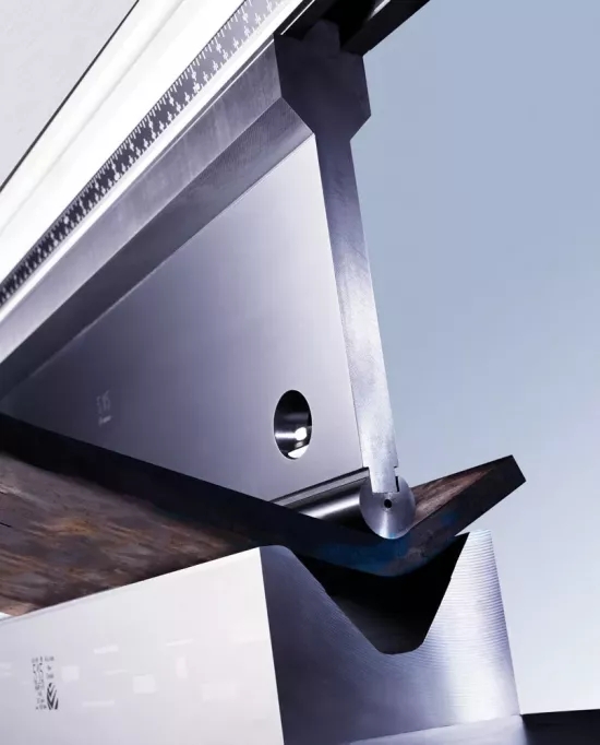 需要重型沖頭架、大半徑?jīng)_頭和重型 60 度模具來(lái)彎曲這種厚HSS